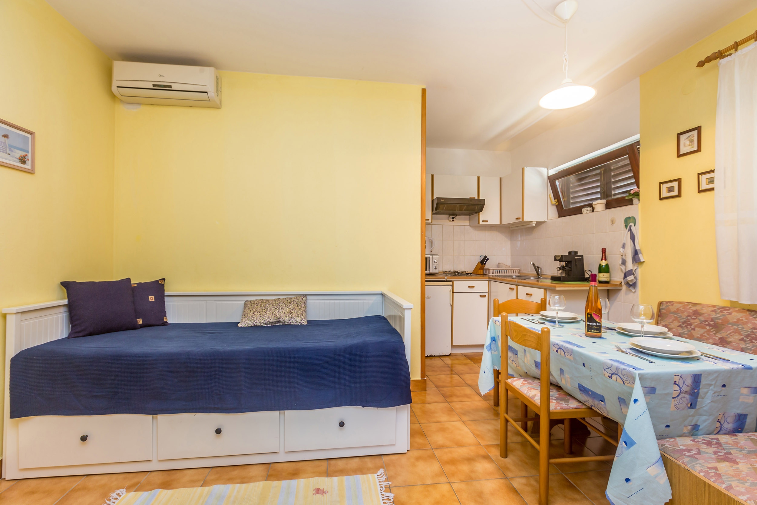 Studio flat with terrace and sea view Njivice, Krk (AS-5325-a)