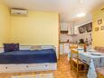 Njivice, Sala de estar in the studio-apartment, air condition available, (pet friendly) y WiFi.