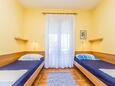Ložnice Njivice, Ložnice v ubytování typu studio-apartment, domácí mazlíčci povoleni a WiFi.