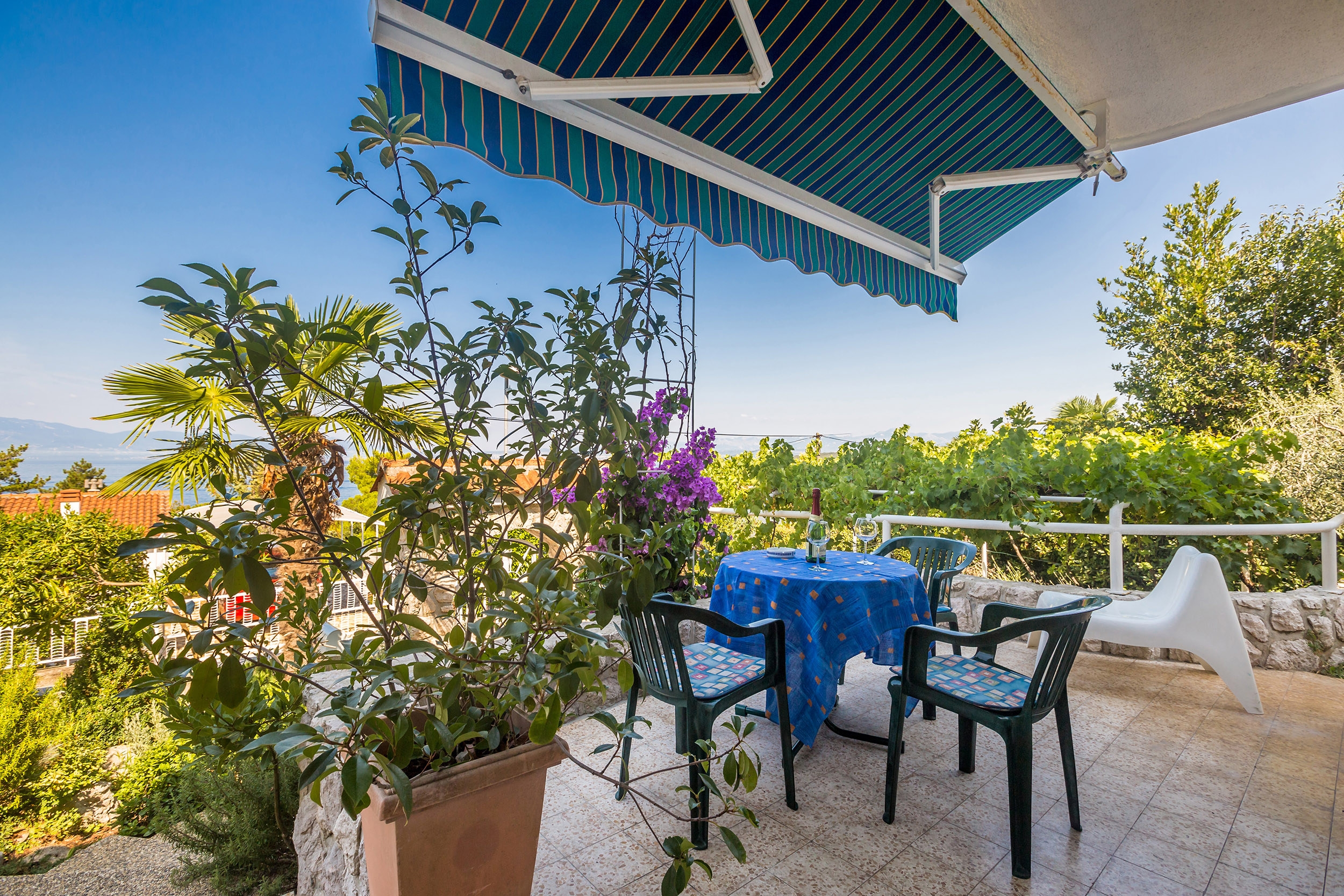 Studio flat with terrace and sea view Njivice, Krk (AS-5325-b)