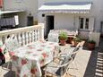 Punat, Terrasse dans l’hébergement en type apartment, avec la vue sur la mer.