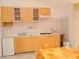 Punat, Kitchen in the apartment, (pet friendly) and WiFi.