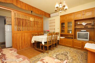 Dining room Punat, Dining room in the apartment, dostupna klima i WIFI.