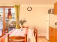 Jídelna Njivice, Jídelna v ubytování typu apartment, domácí mazlíčci povoleni a WiFi.