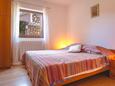 Ložnice Njivice, Ložnice v ubytování typu apartment, domácí mazlíčci povoleni a WiFi.