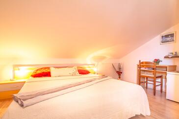 Spalnica Njivice, Spalnica v nastanitvi vrste room, dostopna klima, Hišni ljubljenčki dovoljeni in WiFi.