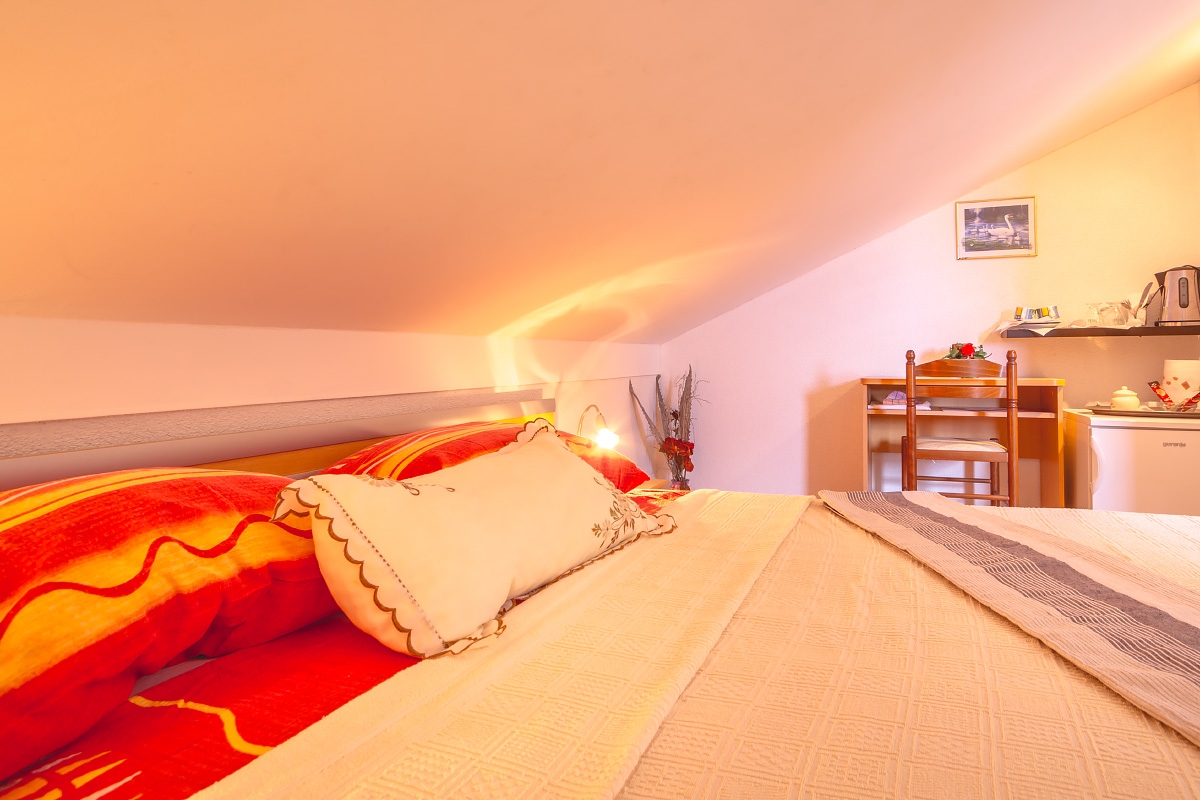 Room with air-conditioning Njivice, Krk (S-5362-a) Room with air-conditioning Njivice, Krk (S-5362-a)