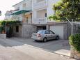 Krk, Krk, Parking 5371 - Appartements et chambres avec une plage de galets.