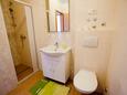 Vrbnik, Baño 1 in the apartment, (pet friendly) y WiFi.