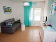 Vrbnik, Sala de estar in the apartment, air condition available, (pet friendly) y WiFi.