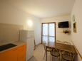 Njivice, Comedor in the apartment, air condition available y WiFi.