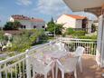 Njivice, Terrasse dans l’hébergement en type apartment, avec la vue sur la mer et WiFi.