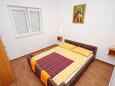 Njivice, Dormitorio in the apartment, air condition available y WiFi.