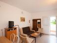 Njivice, Sala de estar in the apartment, air condition available y WiFi.