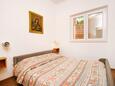 Ložnice 2 Njivice, Ložnice 2 v ubytování typu apartment, s klimatizací, domácí mazlíčci povoleni a WiFi.
