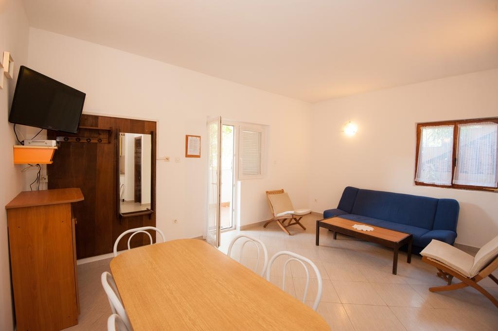 Two bedroom apartment with terrace Njivice, Krk (A-5398-h)