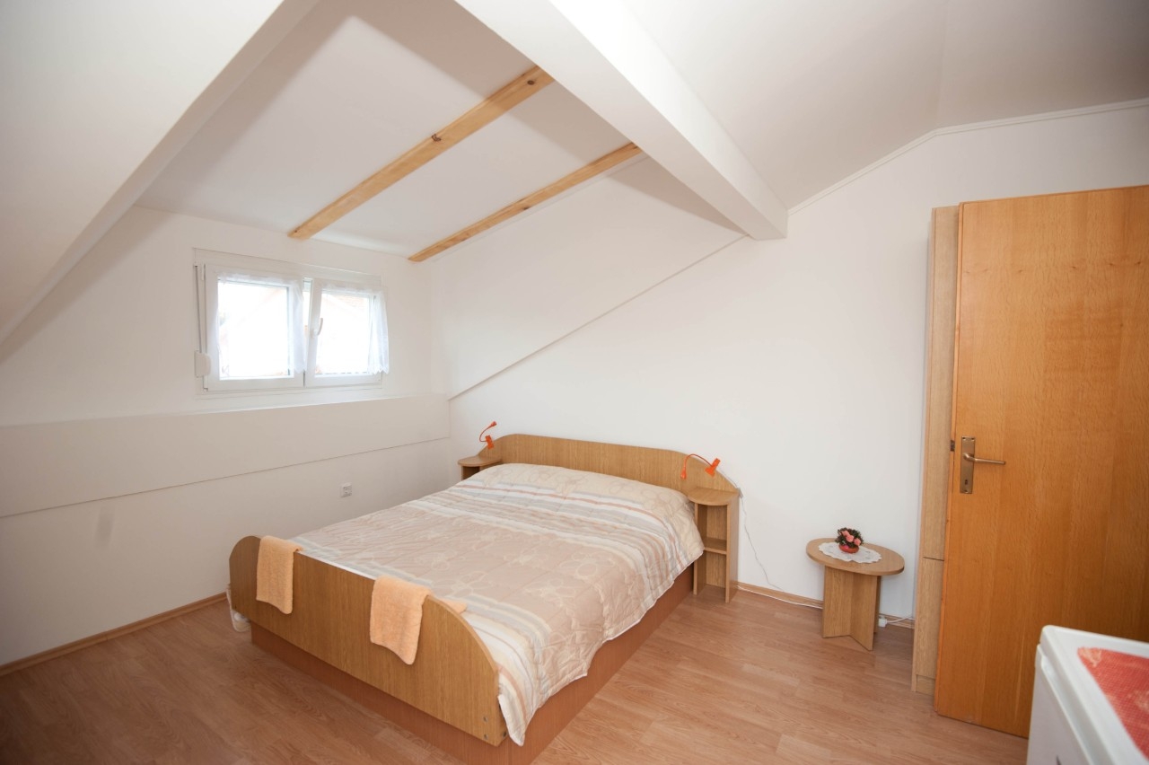 Room with balcony and sea view Njivice (Krk) (S-5398-b) Room with balcony and sea view Njivice (Krk) (S-5398-b)