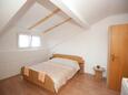 Njivice, Dormitorio in the room, air condition available y WiFi.