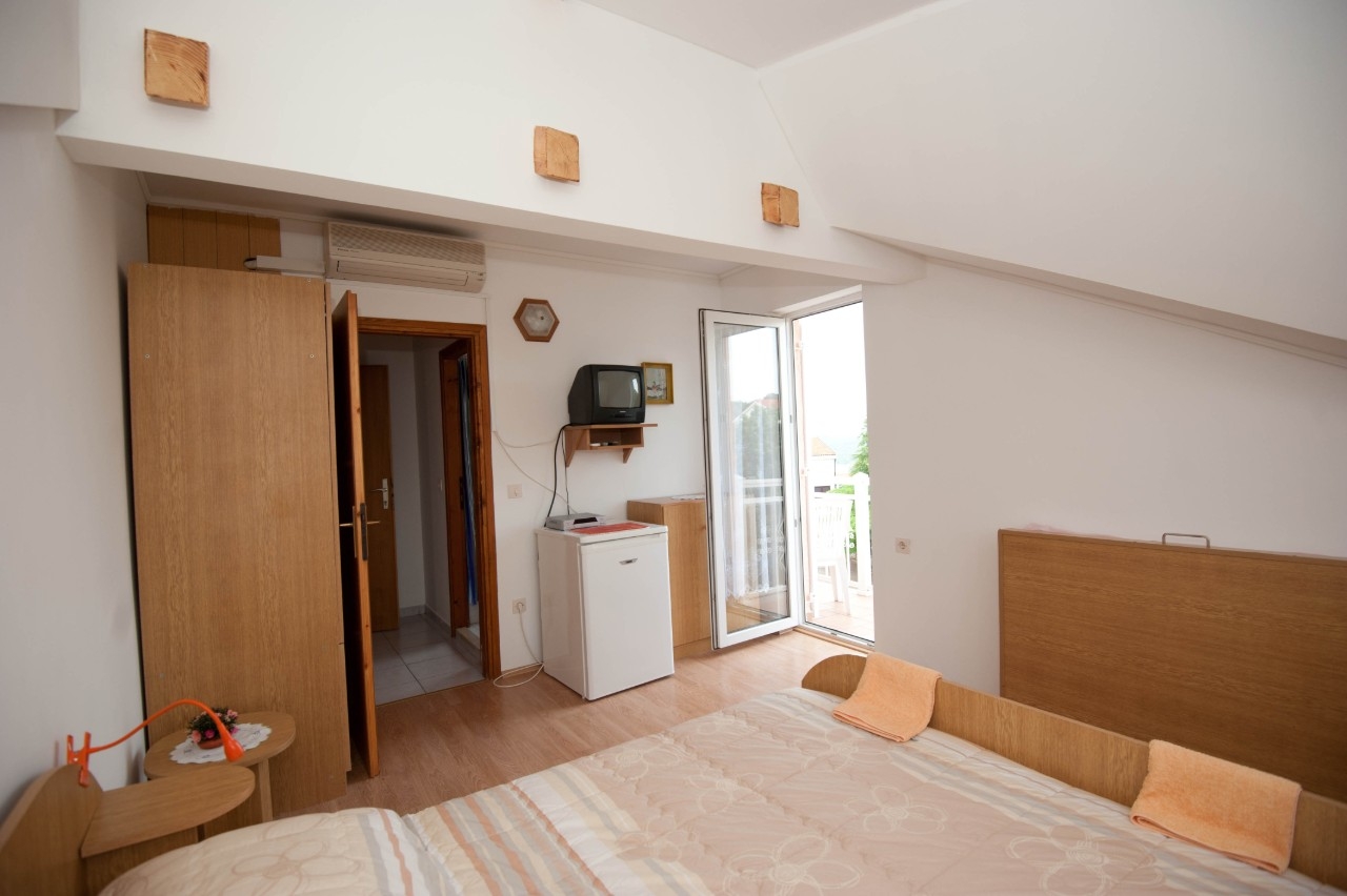Room with balcony and sea view Njivice, Krk (S-5398-b)
