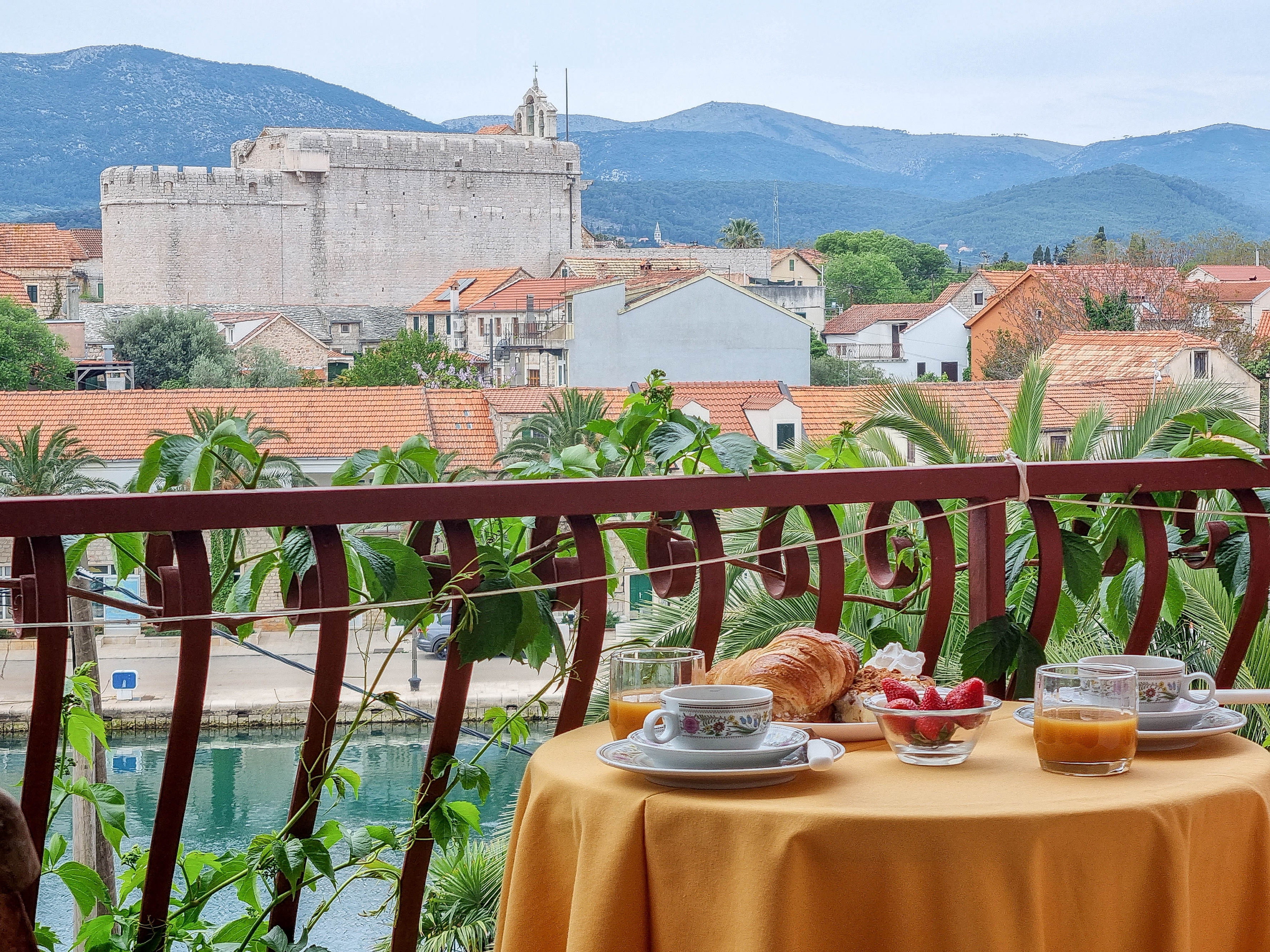 Room with balcony and sea view Vrboska, Hvar (S-540-d)