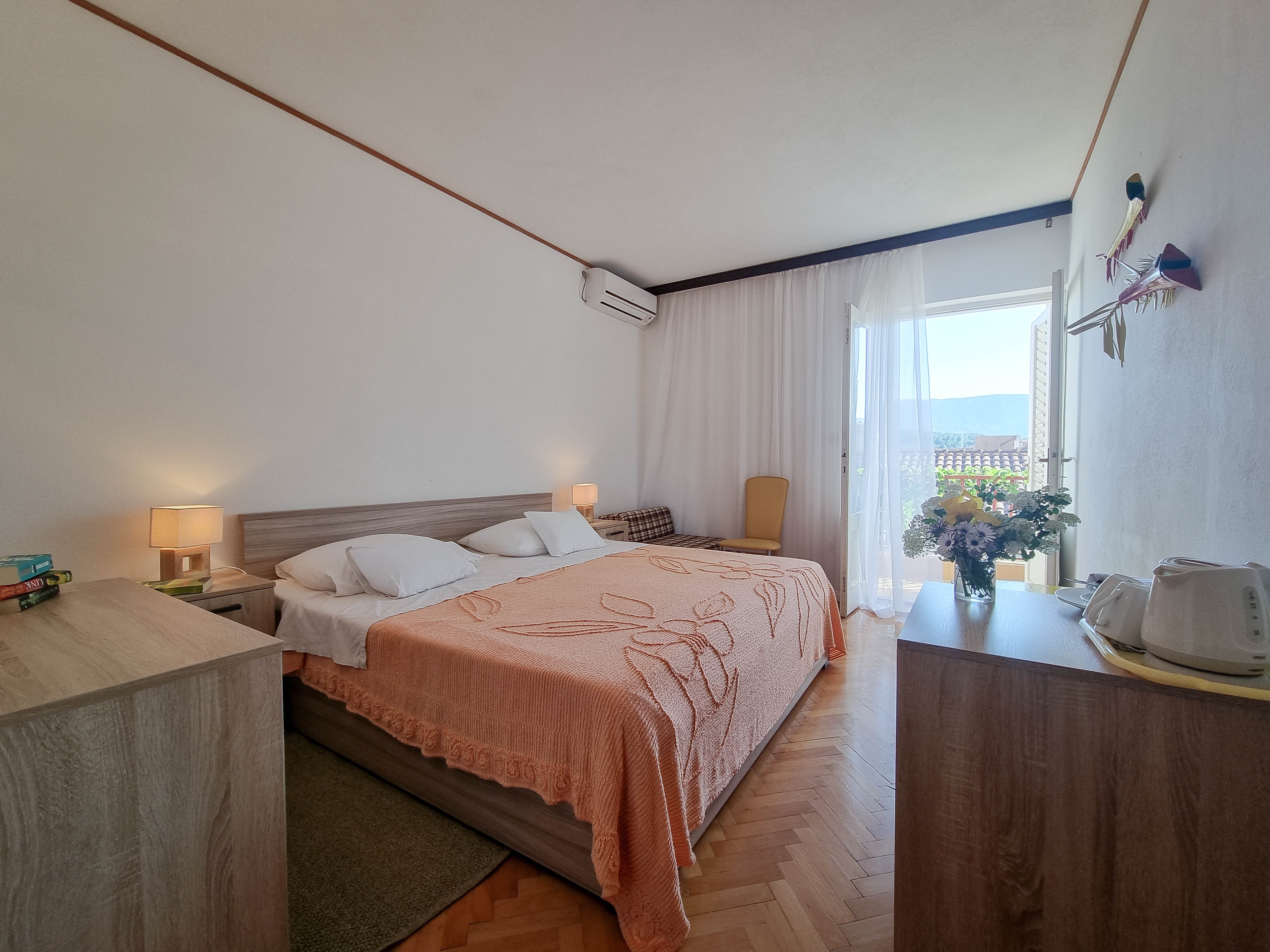 Room with balcony and sea view Vrboska, Hvar (S-540-d) Room with balcony and sea view Vrboska, Hvar (S-540-d)