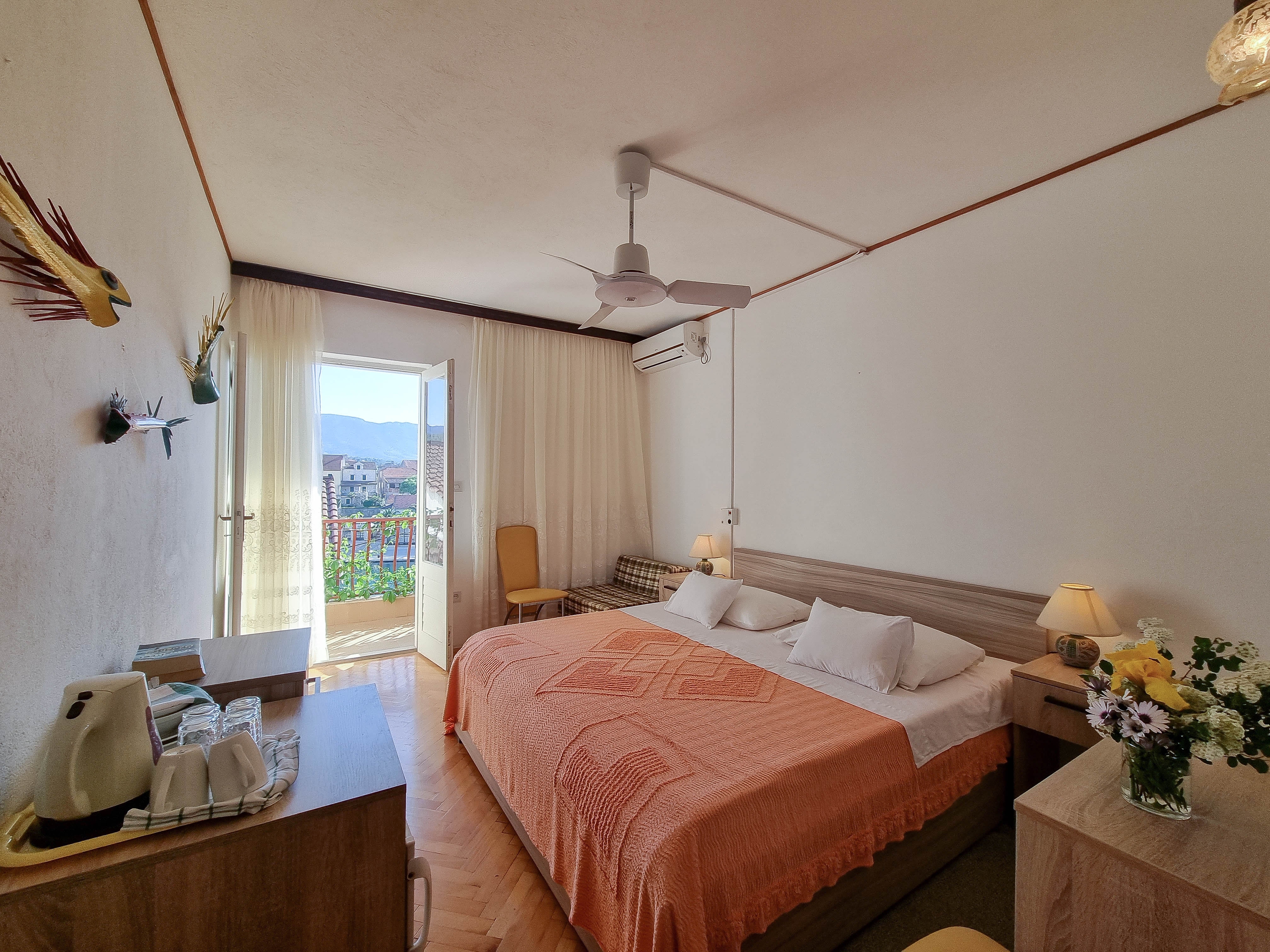 Room with balcony and sea view Vrboska, Hvar (S-540-e)