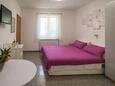 Спальня Krk, Спальня в размещении типа studio-apartment, доступный кондиционер, Домашние животные допускаются и WiFi.