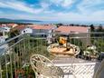 Balkon Krk, Balkon u smještaju tipa studio-apartment, s pogledom na more, kućni ljubimci dozvoljeni i WiFi.