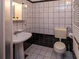 Kupaonica Krk, Kupaonica u smještaju tipa studio-apartment, kućni ljubimci dozvoljeni i WiFi.