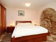 Schlafzimmer 1 Vrbnik, Schlafzimmer 1 in folgender Unterkunftsart house, Haustiere erlaubt und WiFi.