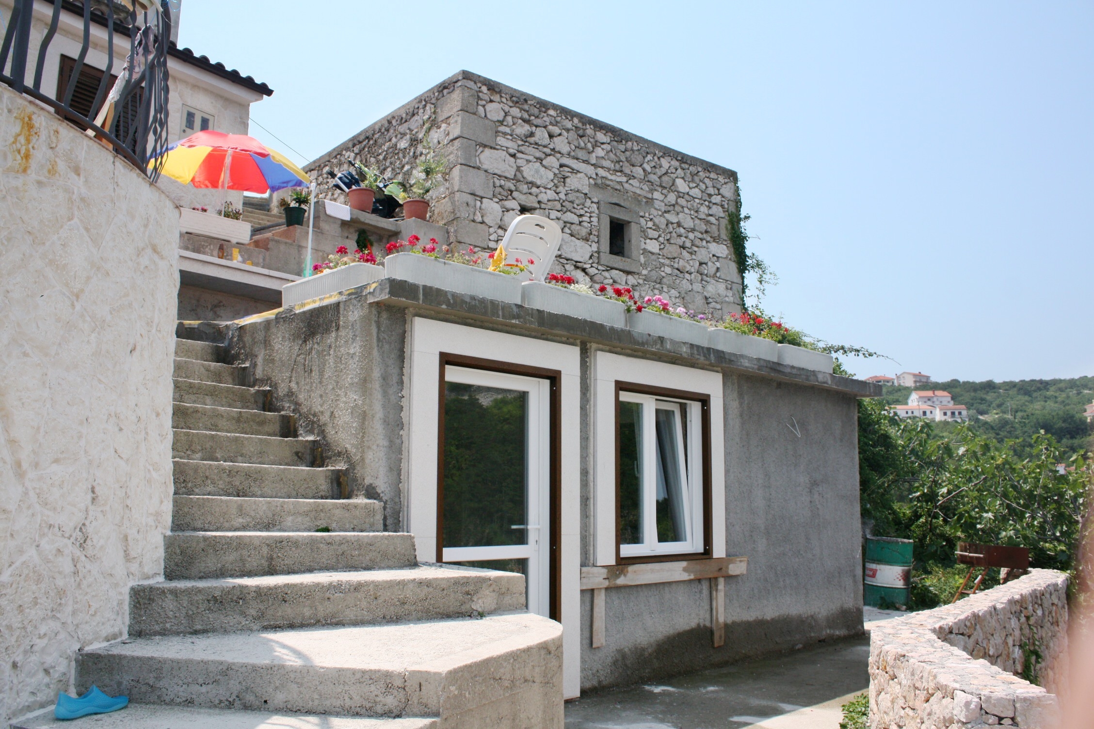 Dvosobna kuća s terasom i pogledom na more Vrbnik, Krk  K