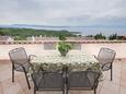 Njivice, Terrasse dans l’hébergement en type apartment, avec la vue sur la mer et WiFi.