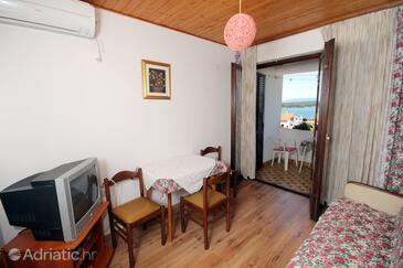 Punat, Comedor in the apartment, air condition available, (pet friendly) y WiFi.