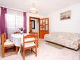 Dining room Prigradica, Dining room in the apartment, air condition available, (pet friendly) and WiFi.