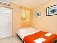 Спальня Baška, Спальня в размещении типа studio-apartment, доступный кондиционер, Домашние животные допускаются и WiFi.