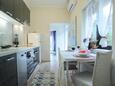 Malinska, Dining room in the studio-apartment, air condition available and WiFi.