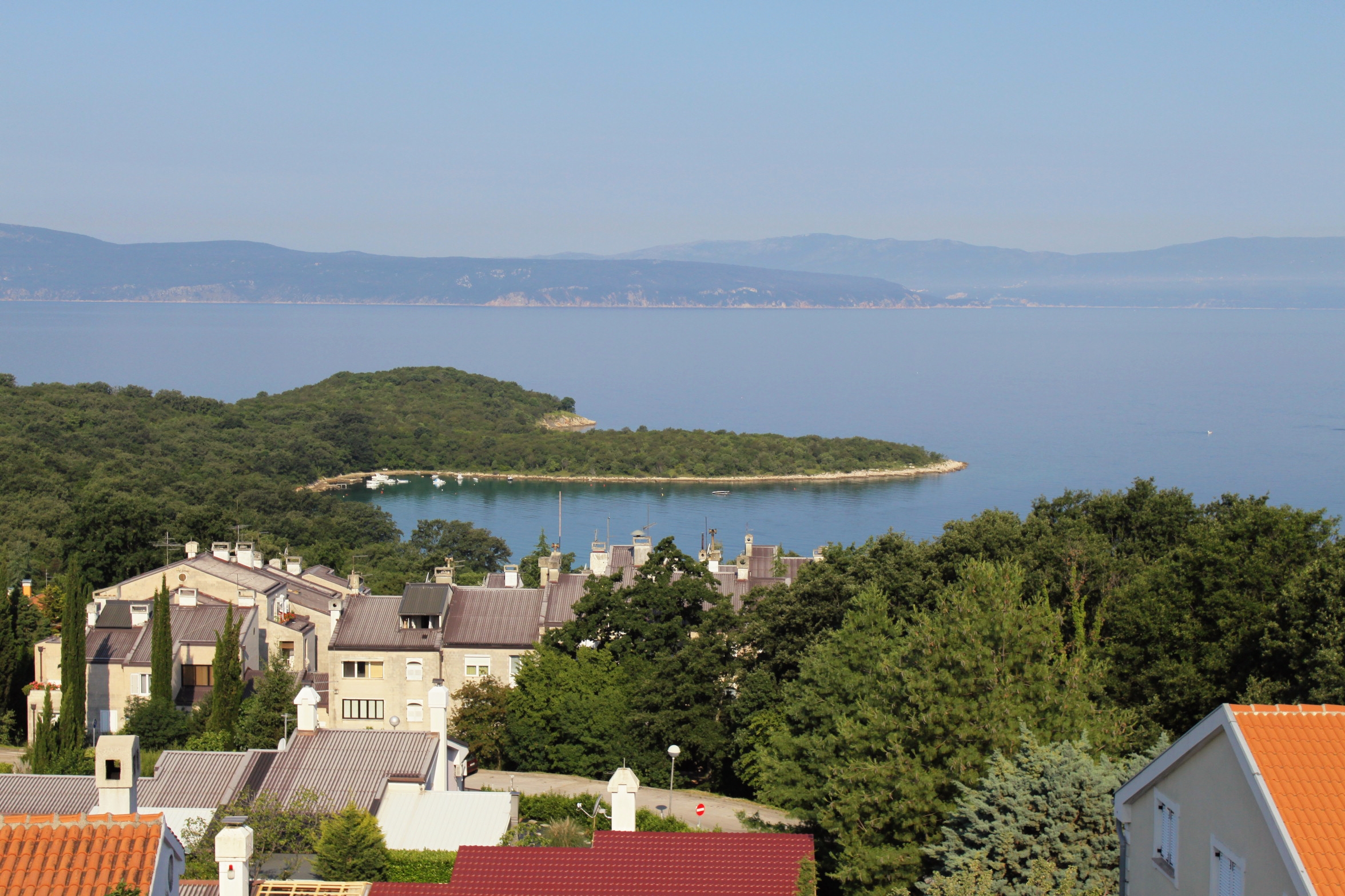Dvosobni apartman s terasom i pogledom na more Njivice, Krk  A-c
