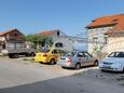 Njivice, Krk, Parkeerplaats 5458 - Appartementen en kamers with pebble beach.