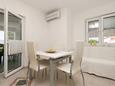 Pinezići, Dining room in the apartment, air condition available and WiFi.