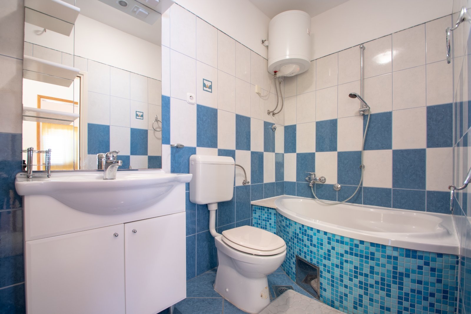 Three bedroom apartment with terrace and sea view Zavalatica, Korčula  A-c
