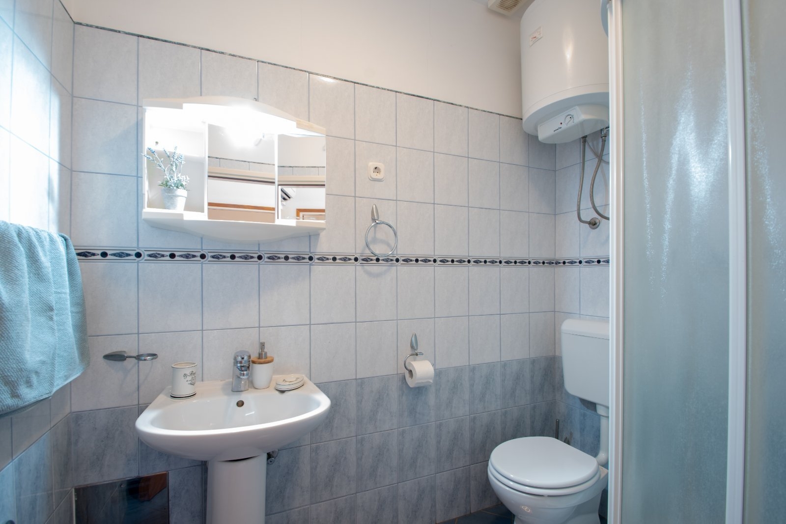 Three bedroom apartment with terrace and sea view Zavalatica, Korčula  A-c