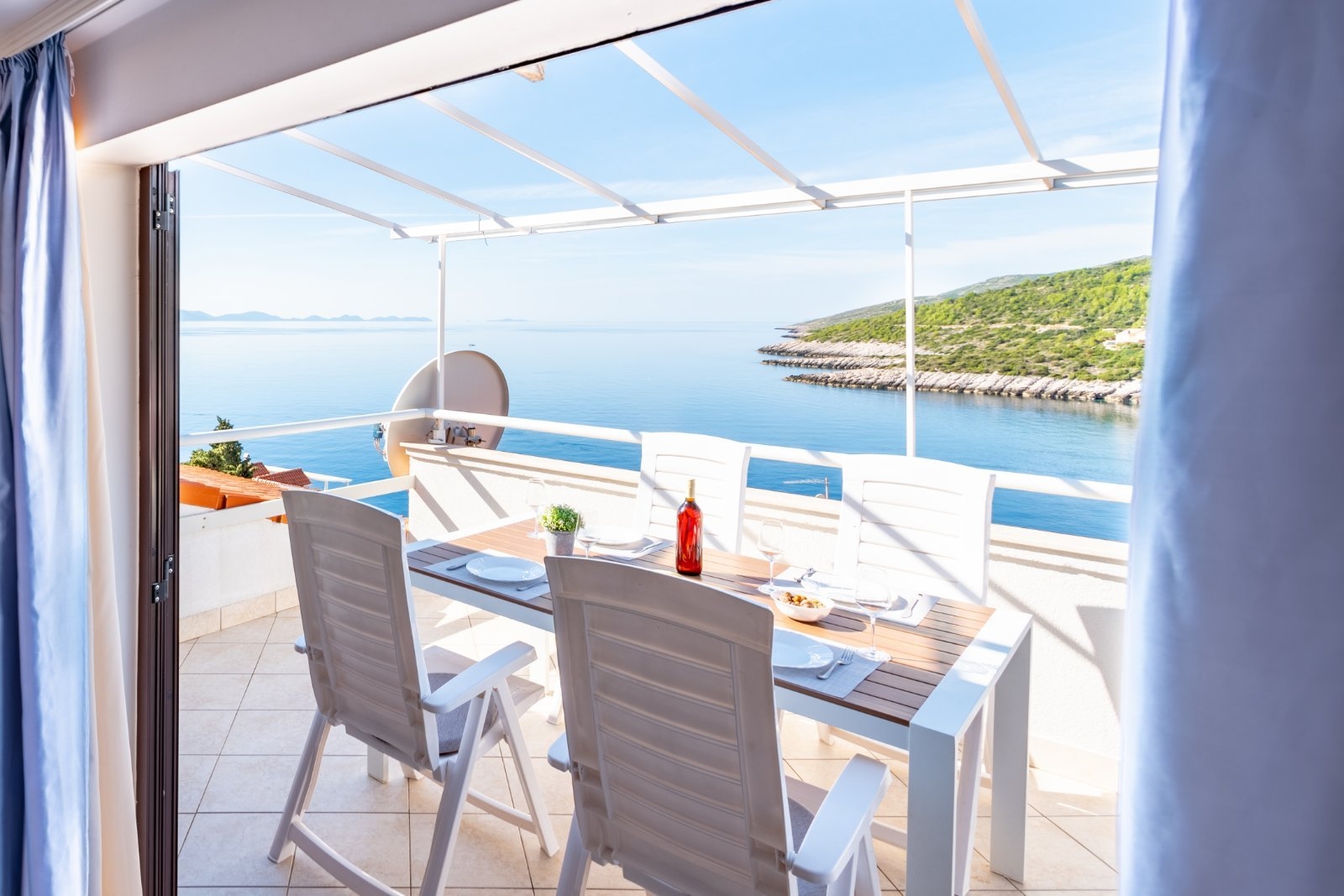 Three bedroom apartment with terrace and sea view Zavalatica, Korčula  A-c