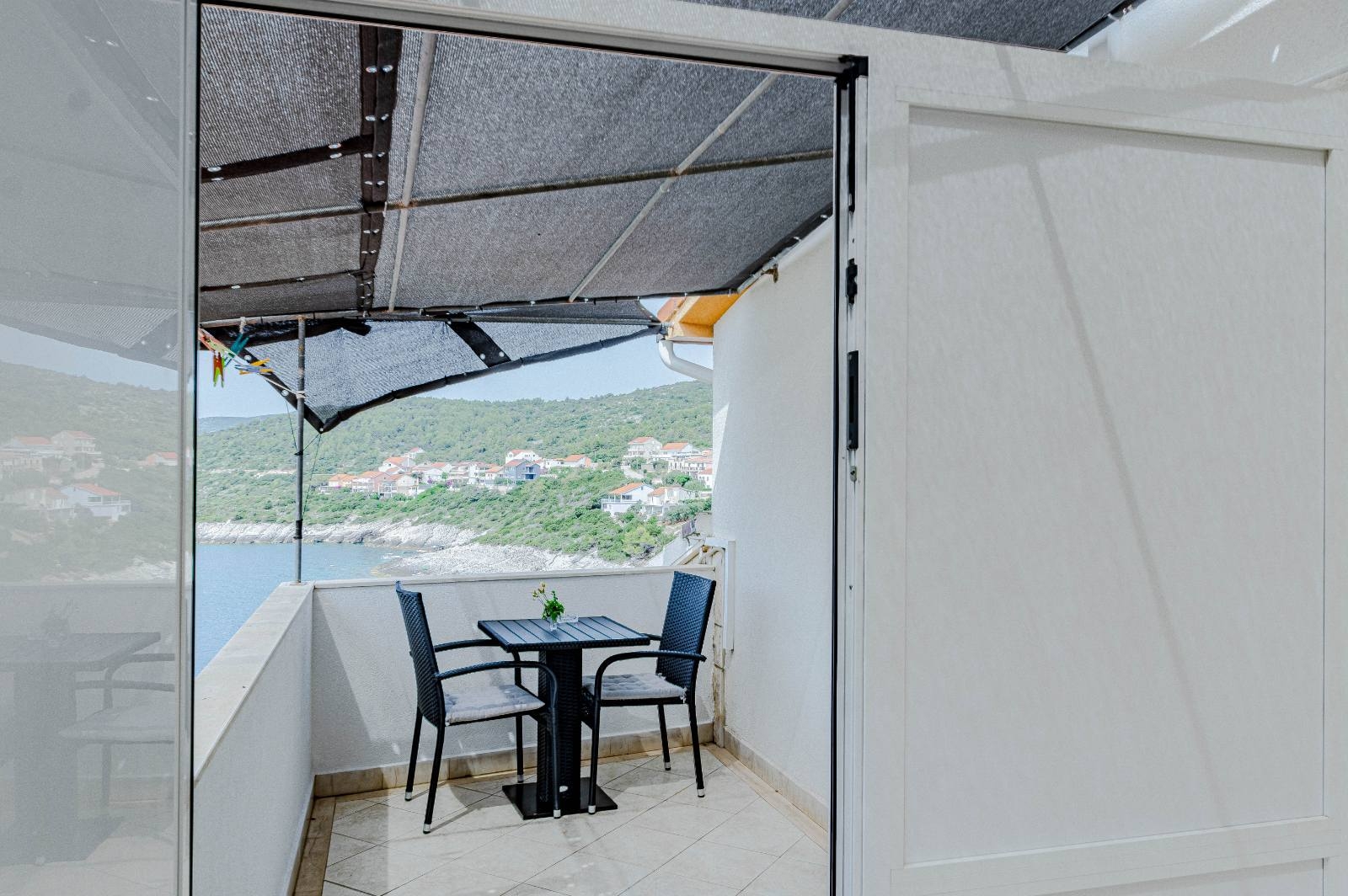Studio flat with terrace and sea view Zavalatica, Korčula  AS-b