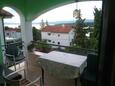 Terasa 1 Njivice, Terasa 1 u smještaju tipa apartment, s pogledom na more, kućni ljubimci dozvoljeni i WiFi.