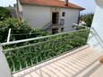 Terasa 2 Njivice, Terasa 2 u smještaju tipa apartment, s pogledom na more, kućni ljubimci dozvoljeni i WiFi.