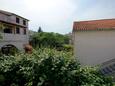 Terasa 2 - pogled Njivice, Terasa 2 - pogled u smještaju tipa apartment, kućni ljubimci dozvoljeni i WiFi.