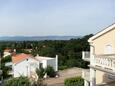 Balkon 1 - pohled Njivice, Balkon 1 - pohled v ubytování typu apartment, domácí mazlíčci povoleni a WiFi.