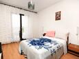 Ložnice Njivice, Ložnice v ubytování typu apartment, domácí mazlíčci povoleni a WiFi.