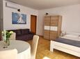 Novi Vinodolski, Bedroom in the studio-apartment, air condition available and WiFi.