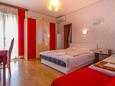 Spavaća soba Crikvenica, Spavaća soba u smještaju tipa studio-apartment, dostupna klima, kućni ljubimci dozvoljeni i WiFi.